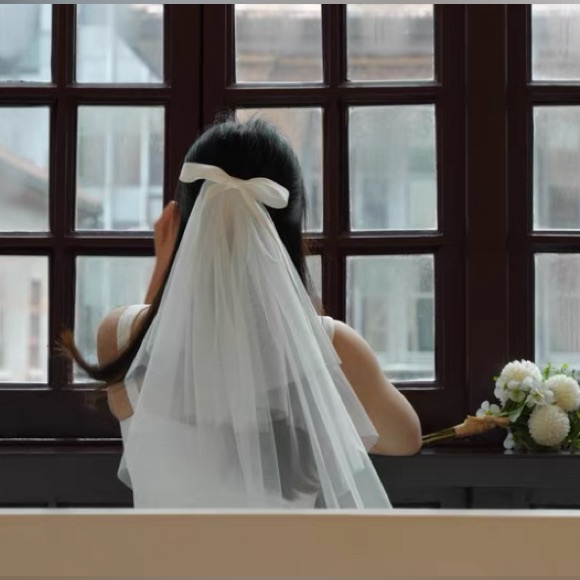 Short Wedding Veil with Slim Silk Bow - Picture 4 of 6